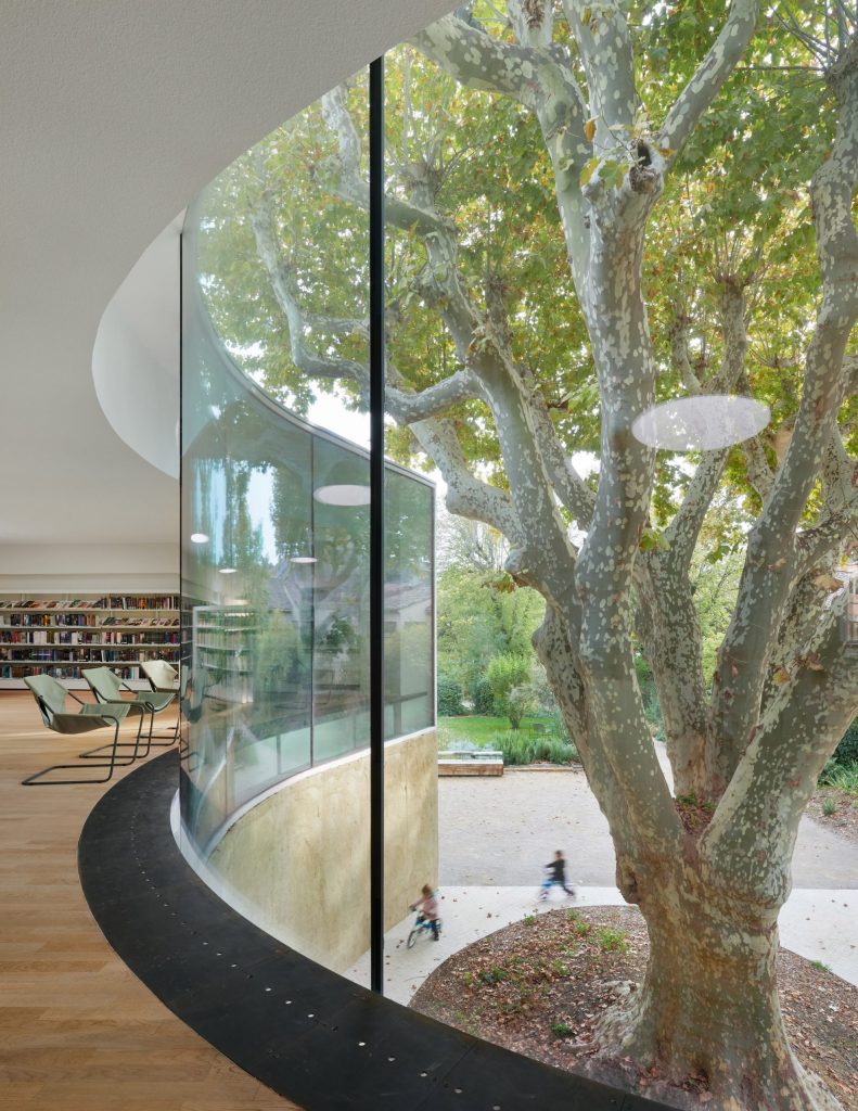 Dominique Coulon & Associés adds curved glass extension to library in a renovated French manor