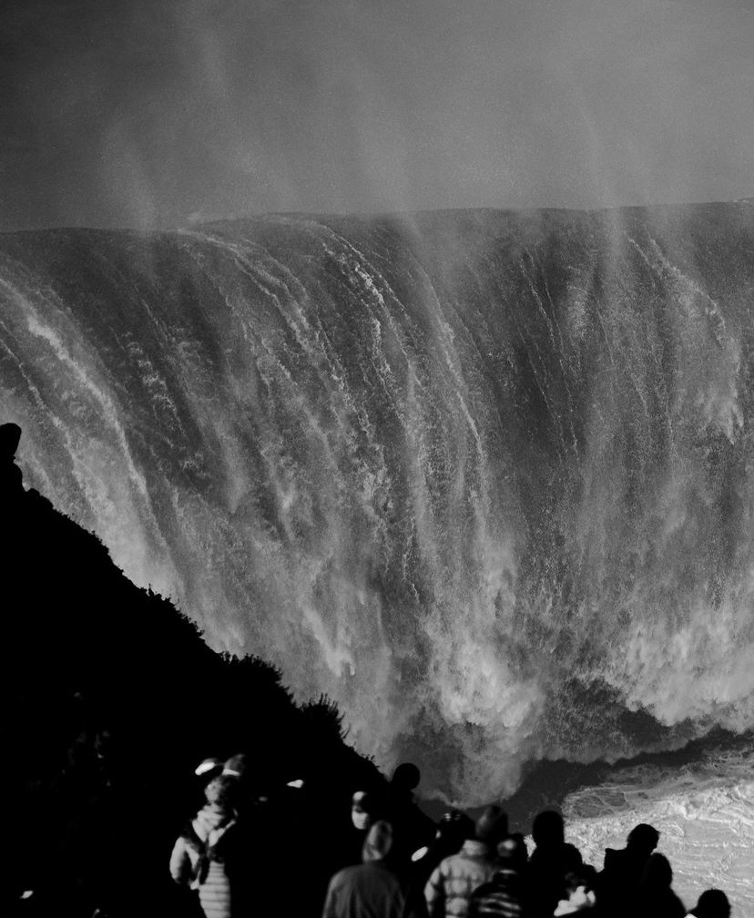 An amazing picture of a Nazare wave